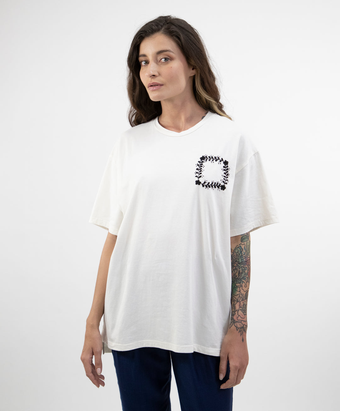 T SHIRT UNISEX OVERSIZED CON BORDADO MATIZADO DE FLORES