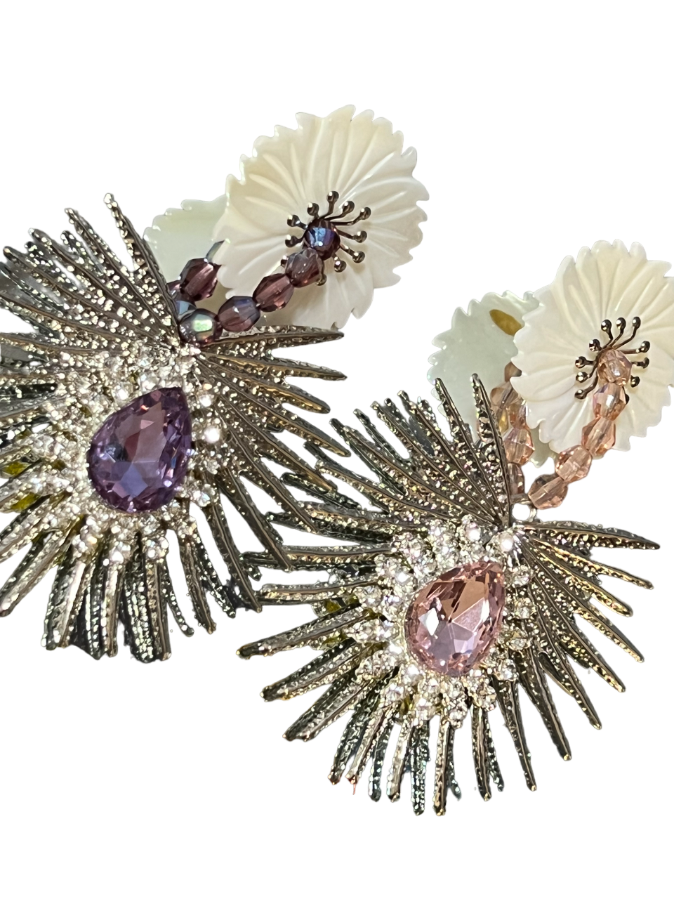FLOR DE CONCHA CON PIEZA PLATA Y GOTA DE PL√ÅSTICO